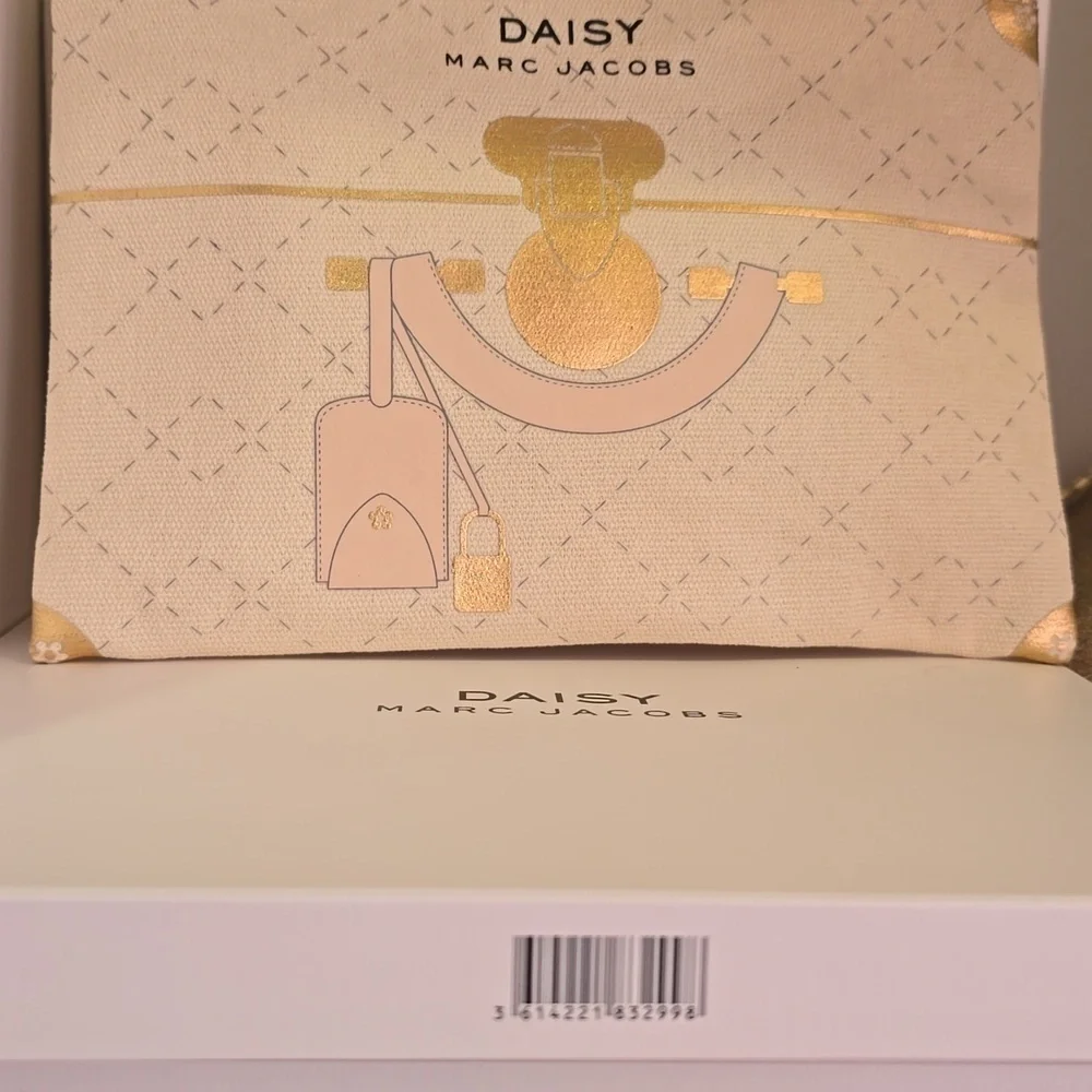 NIB Marc Jacobs Daisy Cosmetic Pouch in Cream and Gold With Travel Treats